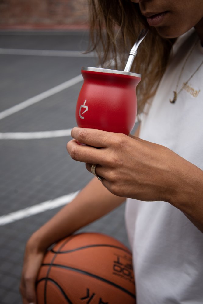 Un Mate Set Červený v ruce lifestyle